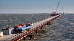 На морских и сухопутных участках Крымского моста установлено 200 опор