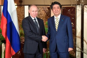 "Прибытие Путятина". Что означает подарок японского премьера Путину