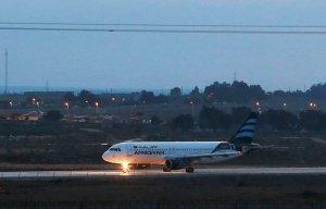 Угонщики захватили ливийский самолет со 118 пассажирами на борту (Вооруженные налетчики угрожают взорвать самолет)