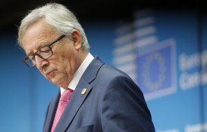 Глава Еврокомиссии призвал не подозревать всех беженцев в терроризме