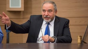 Министр обороны Израиля призвал живущих во Франции евреев покинуть страну