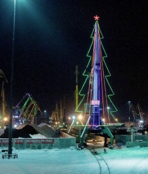 В порту Мурманска установили новогоднюю елку из 50-метрового крана