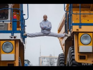 Каскадер и постановщик трюков из Белоруссии Денис Блохин сел на шпагат между двумя движущимися грузовиками БелАЗ: карьерными самосвалами грузоподъемностью 160 и 180 тонн