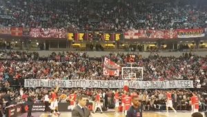 "Тамо далеко": на баскетбольном матче в Белграде болельщики почтили память жертв сочинской трагедии