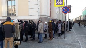 Несмотря на сильный мороз, у Русского музея выстроилась огромная очередь