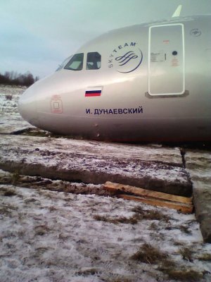 Самолёт в Калининграде мог выкатиться за полосу из-за эффекта аквапланирования