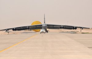 У бомбардировщика B-52 ВВС США во время учебного полета отвалился двигатель. Пострадавших в результате инцидента нет. B-52 впервые поднялся в воздух в 1952 году, эксплуатация продолжится до 2040-го