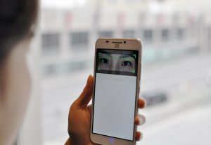 Китайская корпорация ZTE разработала смартфон, управляемый глазом