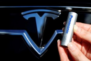 Tesla наконец приступила к выпуску своих аккумуляторов на Гигафабрике.