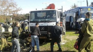 В Иерусалиме грузовик наехал на толпу прохожих (Четыре человека погибли и еще 15 пострадали. Полиция назвала случившееся терактом)