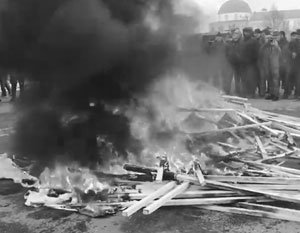 На акции в Грозном сожгли фотографии главы ИГ