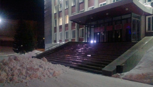 Полицейские нашли водителя КАМАЗА, который вчера вывалил снег у крыльца мэрии Бийска