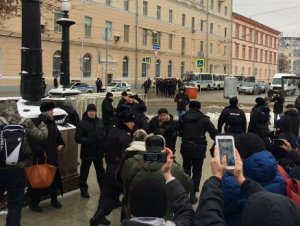 На антикризисном сходе в центре Москвы задержали более десяти человек
