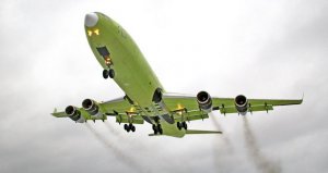 Самолет-топливозаправщик Ил-96-400ТЗ прошел летные испытания в паре с истребителями