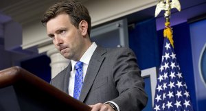 Белый дом предложил Трампу определиться, на чьей он стороне