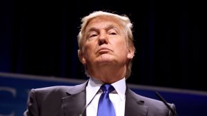 Американка, обвинявшая Трампа в домогательствах, подала на него в суд