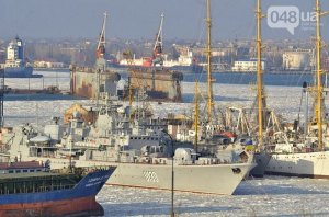 В Одессе украинские военные корабли вмёрзли в лёд