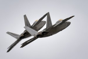 F-22 Stealth Fighter имеет несколько недостатков по сравнению с современными российскими истребителями