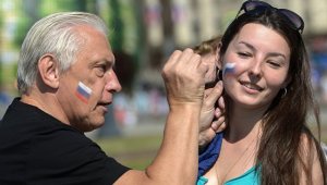 Опрос: половина россиян относятся к США с безразличием