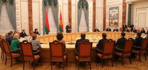 Лукашенко: "Нам независимость очень дешево досталась: все народы воевали, сегодня воюет наша братская Украина"