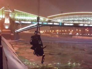 Страна узнала имена новых героев: Алексей Коняев и Мурат Шомахов спасли девушку-водителя из упавшего в реку автомобиля