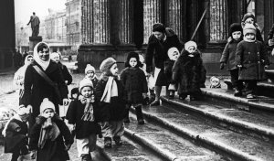 73-я годовщина полного снятия блокады Ленинграда. Ветераны из 14 стран на Пискаревском кладбище почтили память жертв блокады Ленинграда