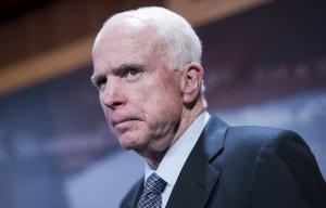Маккейн: Трамп должен положить конец спекуляциям вокруг снятия санкций с РФ