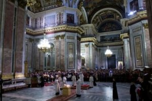 Оппозиционеры провели акцию в Исаакиевском соборе во время службы