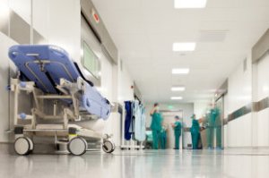 В больнице беспомощная пациентка полночи провела на полу, упав с кровати