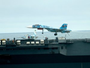 Первая группа боевых самолетов вернулась с крейсера "Адмирал Кузнецов" на базу в Североморске