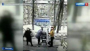 Глыба льда рухнула на коляску с младенцем. Видео