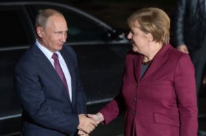 Путин заявил Меркель о стремлении Киева сорвать договоренности