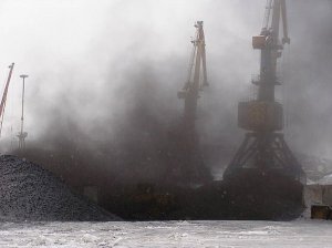 Жители Находки требуют защиты от угольной пыли и отказа от открытой перевалки в порту