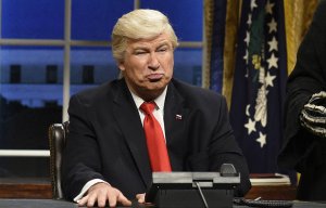 Ведущая доминиканская газета перепутала Алека Болдуина с Дональдом Трампом