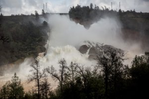 [ФОТО] Авария на плотине Оровилл: Эвакуированные жители могут не вернуться домой