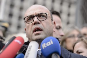 Глава МИД Италии намерен обсудить с Тиллерсоном санкции против России