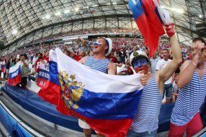 «Приезжайте, не тронем»: российские футбольные болельщики спели песню британским фанатам и пригласили на ЧМ—2018