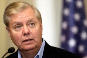 Американский сенатор пообещал «дать по заднице» России