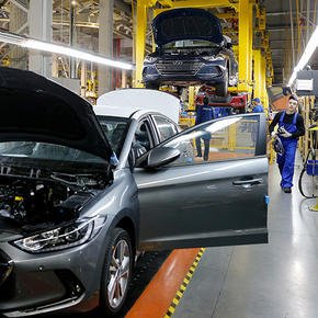 Производство легковых автомобилей в России в январе выросло почти на 70%
