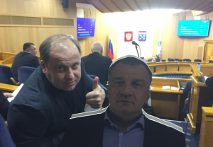 На заседании ЗакСа Ленобласти лишили голоса картонного депутата