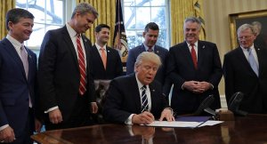 Тихий переворот в США: власть захватили банкиры и нефтяники. Под прикрытием шоумена Трампа они устраивают в Белом доме свои дела и готовятся к новому мировому кризису