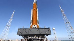 НАСА оценивает возможность первого запуска ракеты-носителя SLS с астронавтами на борту
