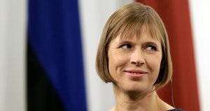 Президент Эстонии принимает военный парад