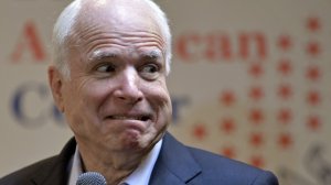 Маккейн полагает, что WikiLeaks связана с РФ, но доказательств не имеет