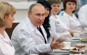 Путин: к 2018 году зарплаты врачей удастся поднять до 200% от средней по региону