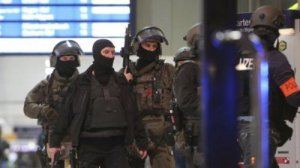 СМИ: Мужчина с топором атаковал людей на вокзале Дюссельдорфа