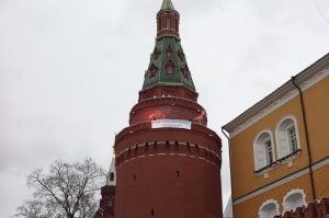 Новая работа Шурыгиной или на что намекали феминистки возле Кремля?