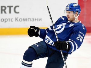 Так не бывает! Хоккеист Кутейкин третий раз забил гол с центра площадки
