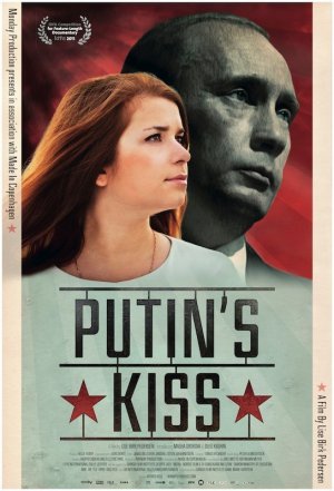 Поцеловавшая Путина экс-комиссар «Наших» получила грин-карту США
