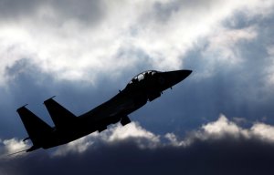 Сирийское телевидение сообщает о сбитом израильском самолете, участвовавшем в налете на Сирию, в Израиле отрицают это
